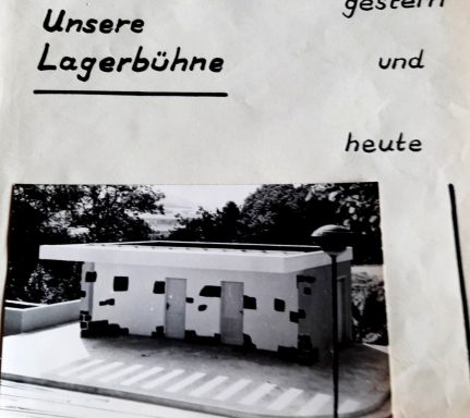 Bild eines Gebäudes mit dem Text "Unsere Lagerbühne - gestern und heute" darüber.