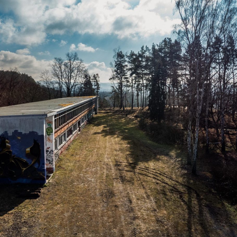 Dunkler Gang mit beleuchteten Wänden und graffitiartiger Dekoration.